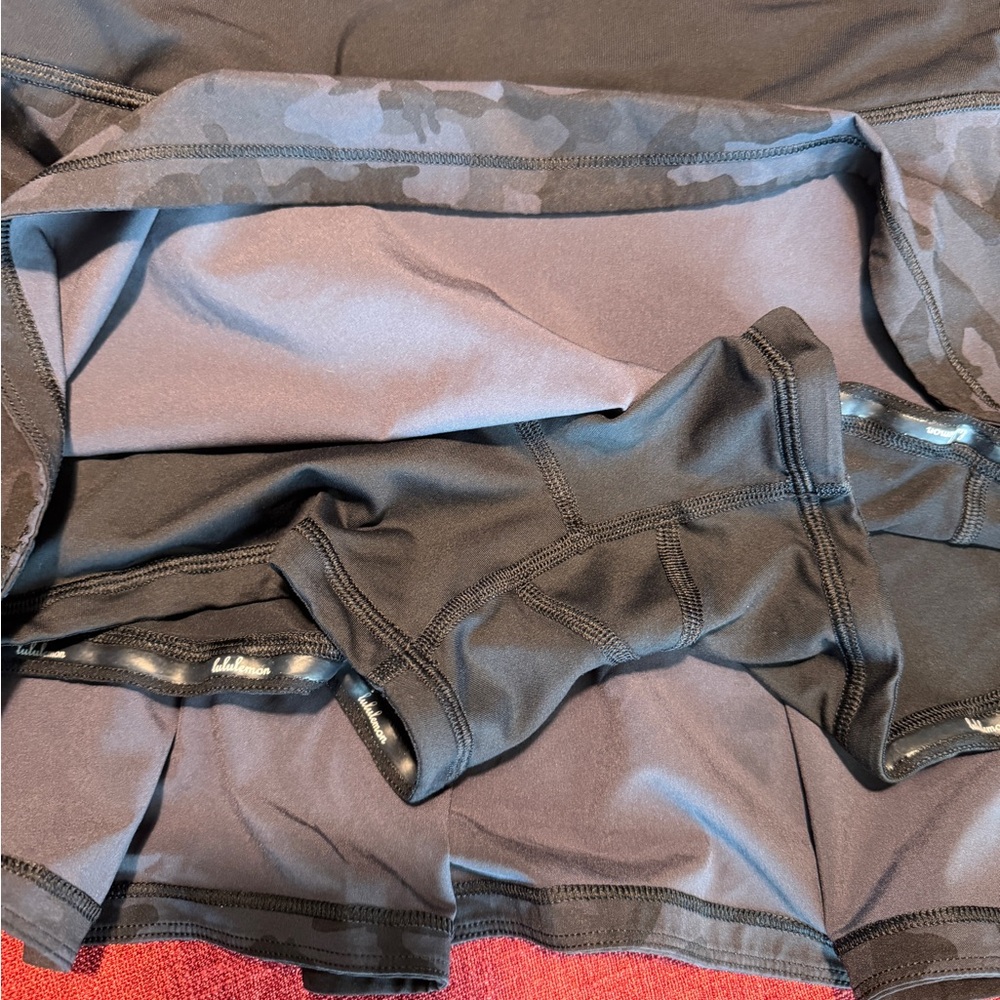 👉🏼LIKE NEW👈🏼 Lululemon Pace Rival Grey & Black Camo Skirt Sz:8 - Picture 5 of 6